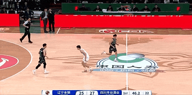 四川男篮球员击败对手，闪耀赛场