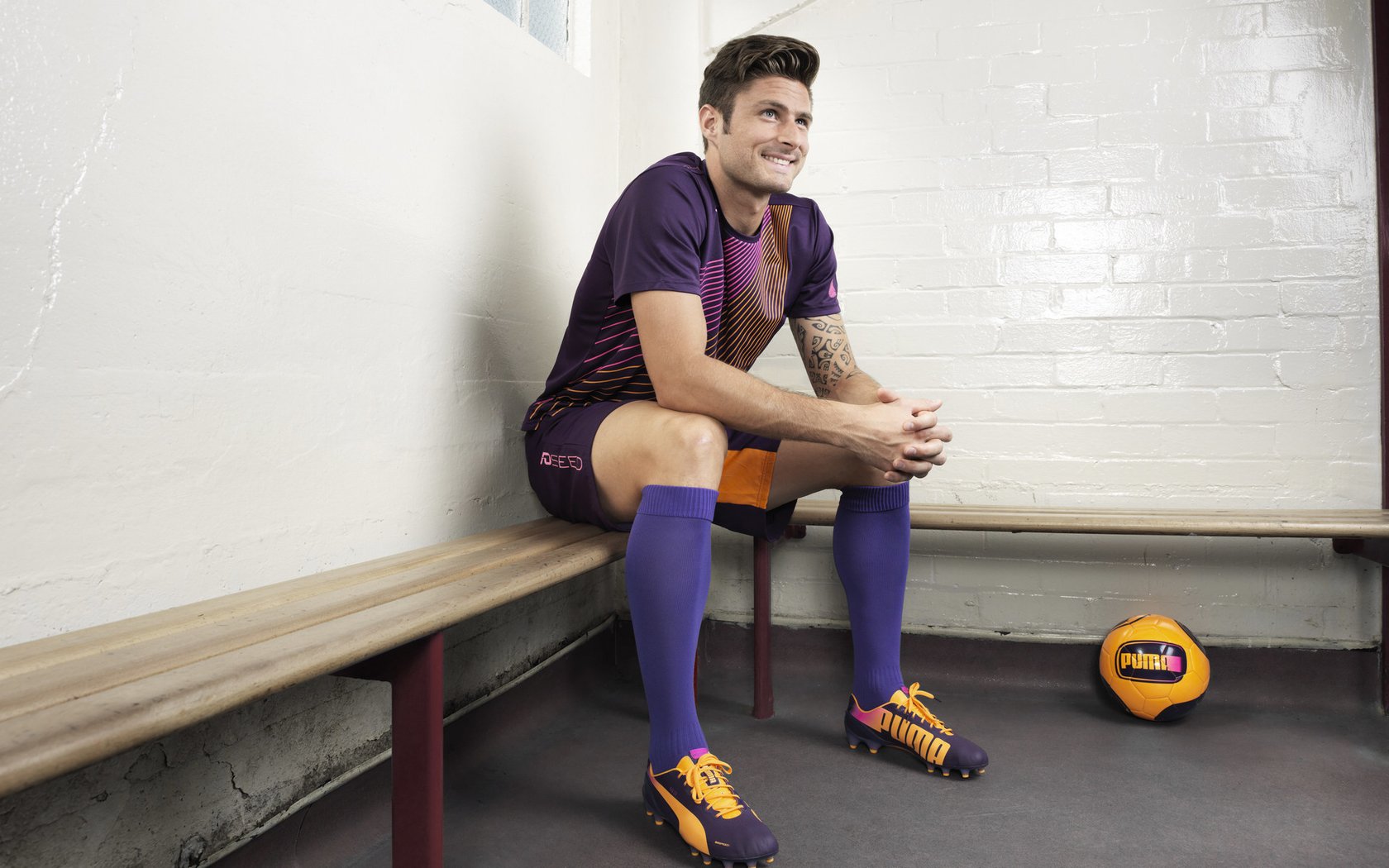 赛道烽烟再起，勒克莱尔绝杀点燃赛场，梅赛德斯险胜迈凯伦